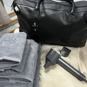 4 stk. håndklæder, rejsetaske og hårtørrer