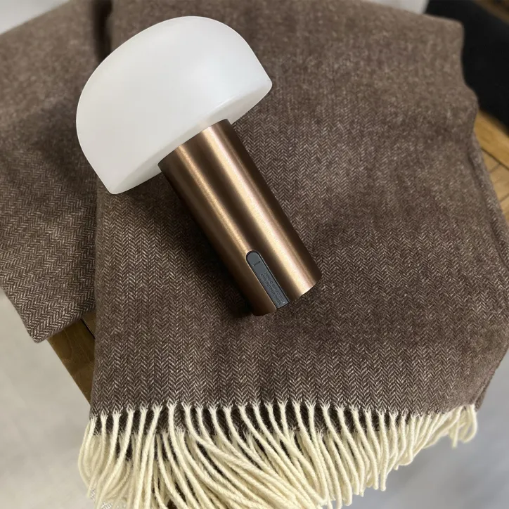 Damask uldplaid og lampe