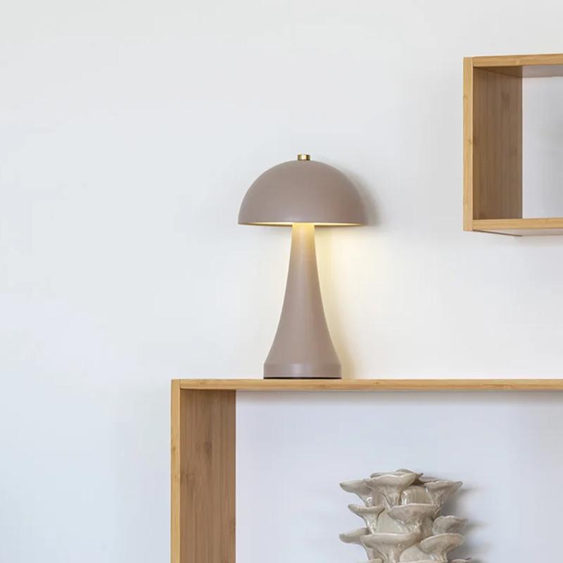 Liss LED genopladelig bordlampe