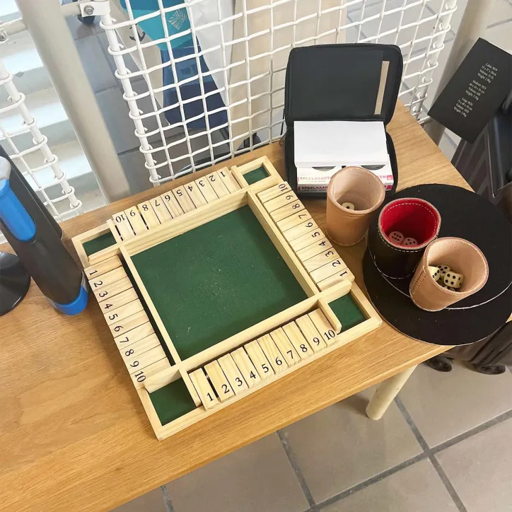 MAX hygge Kortspilssæt og Shut the Box træspil