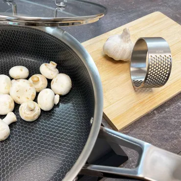 Hybrid sauterpande og hvidløgspresser