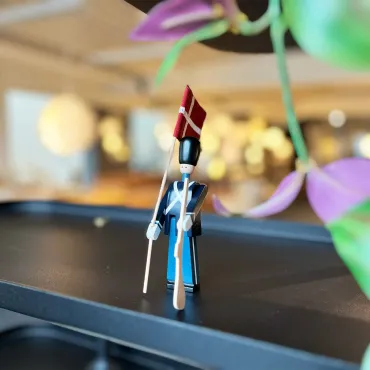 Kay Bojesen garder med metal hylde