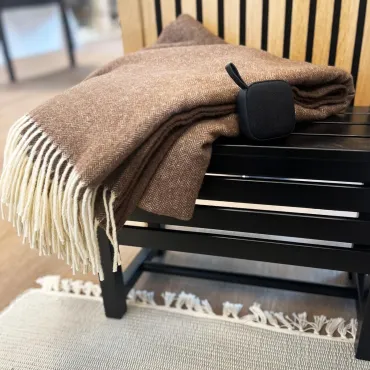 Damask plaid, trådløs højttaler og skammel