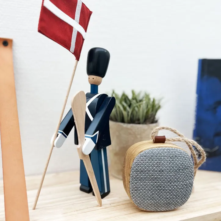 Garder lille LTD 2024 med SACKit Go Wood trådløs højttaler