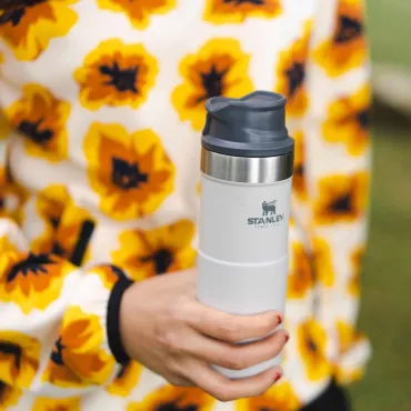Stanley Trigger-action Travel Mug 350 ml, hvid