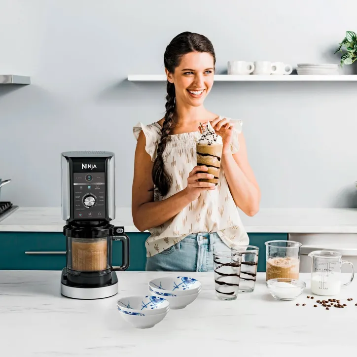 Ismaskine og blå mega riflet skåle