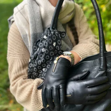 Arabella handsker, læder shopper, Athena silketørklæde, Praque tørklæde og Festina dameur