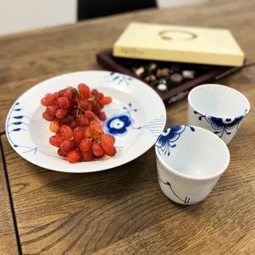 Royal Copenhagen Blå Mega Riflet fad/dyb tallerken 27 cm og 2 stk. termokopper