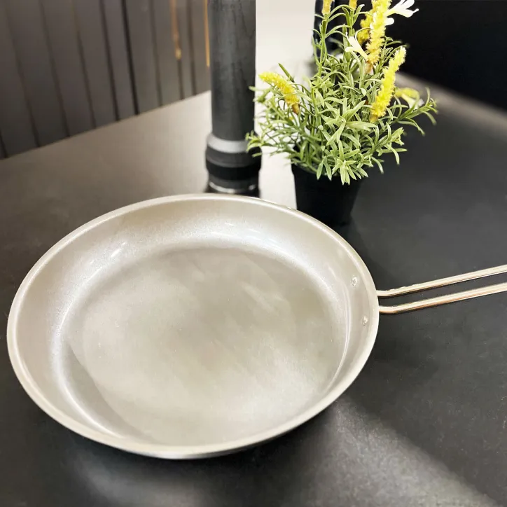 Stegepande og sauterpande i 28 cm, med bestiksæt og acacia skærebræt - 4