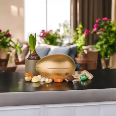 Guld metalæg med karamel, skum og nougat pralineæg