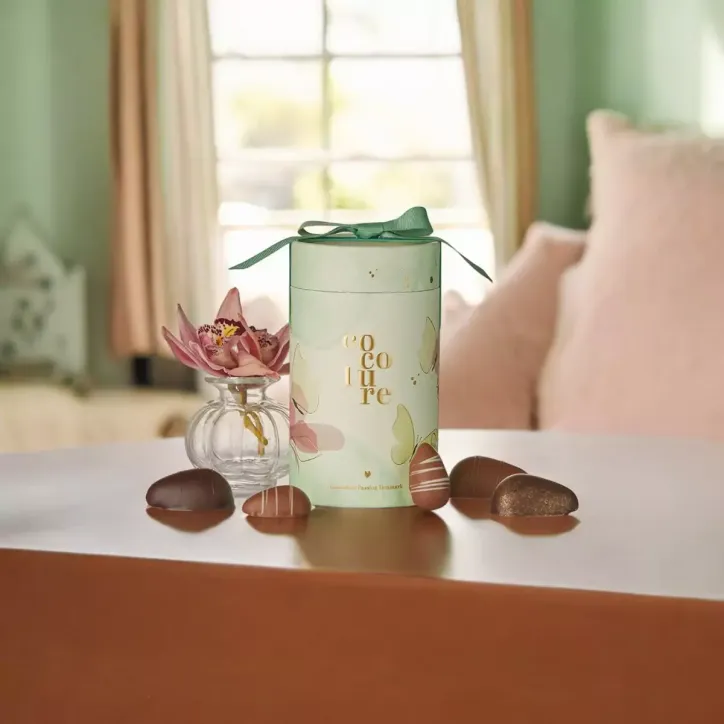 Cocoture marcipanæg i grønt gaverør med blomster