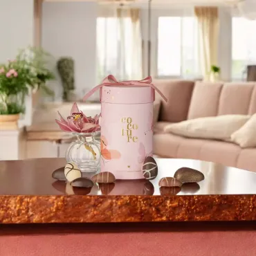 Marcipan- og fyldte chokoladeæg i lyserødt gaverør