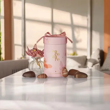 Marcipanæg i lyserødt gaverør