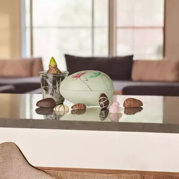 Grøn metalæg med marcipanæg, chokoladeæg og skum