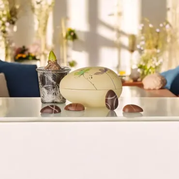 Gult metalæg med fyldte chokoladeæg og marcipan