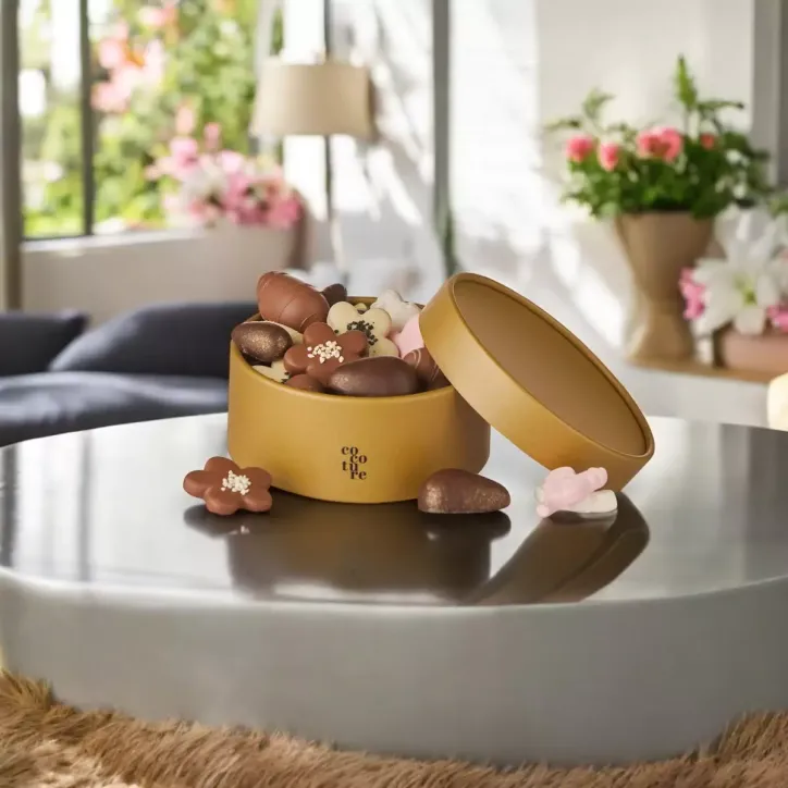 Cocoture guld hatteæske med marcipanæg og blomster