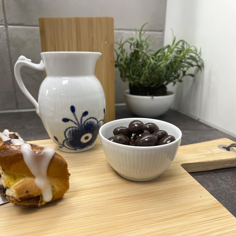 Royal Copenhagen kande med hvid riflet skål