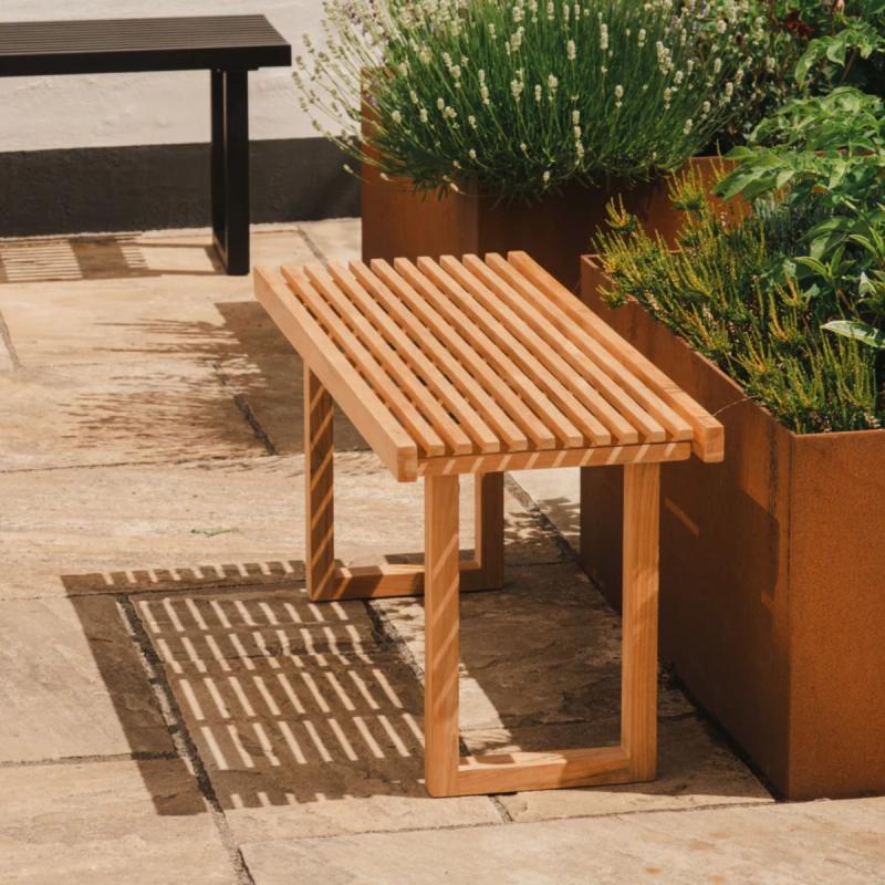 Teak bænk med hynde, uldplaid og højtalerlampe - 1
