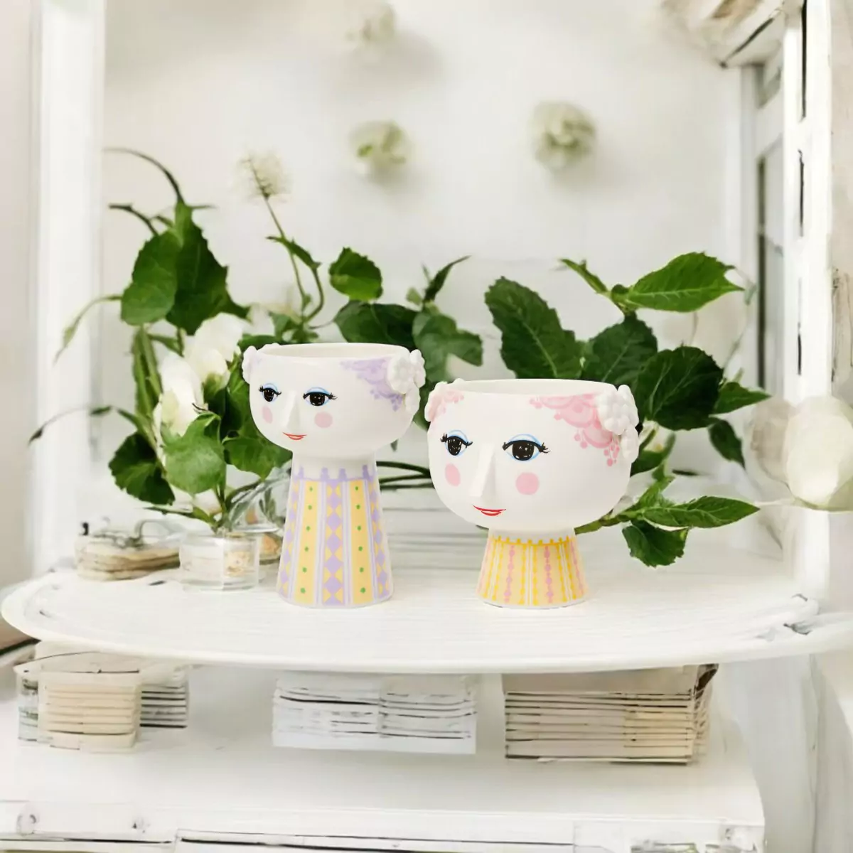 Eva urtepotteskujer på fod med vase