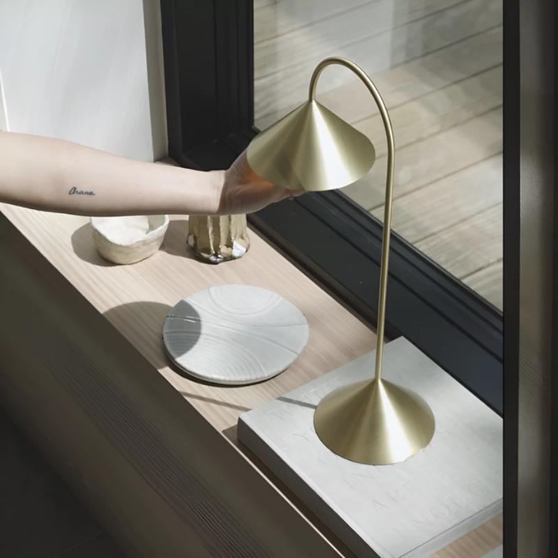 Frandsen GRASP transportabel bordlampe i messing 47 cm