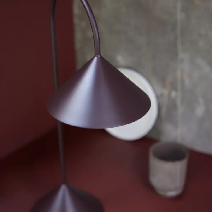 Frandsen GRASP transportabel bordlampe i mat beetroot 47 cm