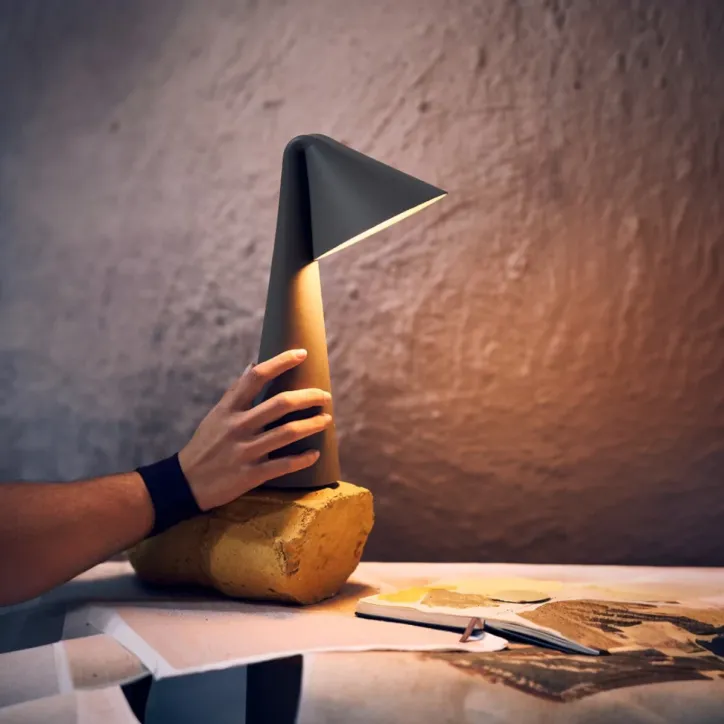 Frandsen AMI transportabel bordlampe i Olive Stone