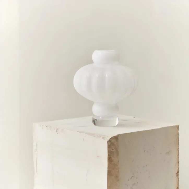 Louise Roe Balloon Vase 02 i Opal White