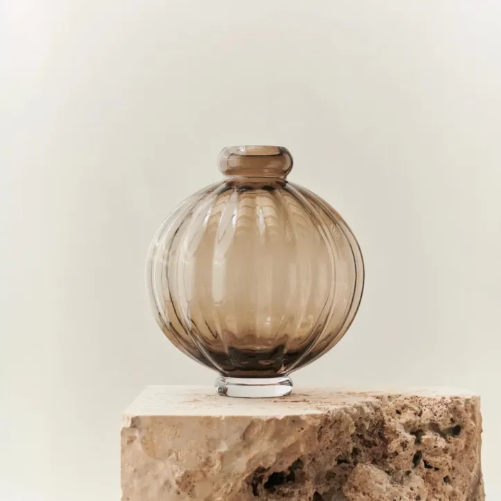 Louise Roe Balloon Vase 01 i Smoke