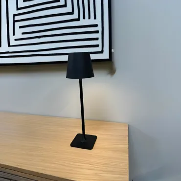 House Nordic Opladelige LED bordlampe i sort