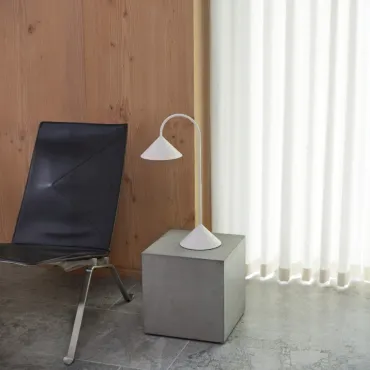 GRASP transportabel bordlampe i matt hvid 47 cm