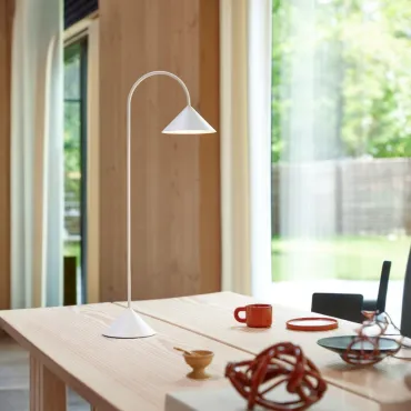 GRASP transportabel bordlampe i matt hvid H72 cm