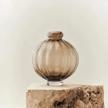 Louise Roe Balloon Vase 01 i olive eller smoke