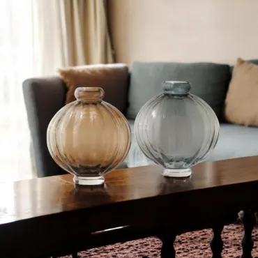 Louise Roe Balloon Vase 01 i blå eller røgfarvet glas