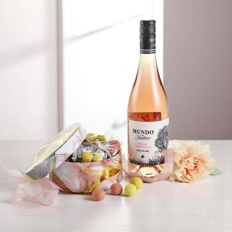 Hatteæske med lækker Lakridskugle mix og rosévin 