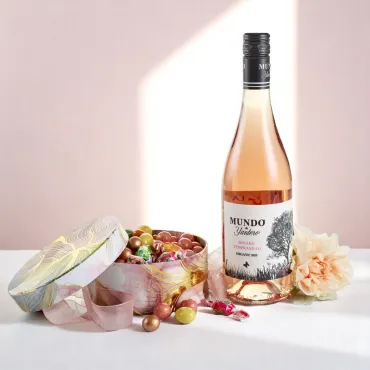 Familie hatteæske med blandet chokolade og rosévin