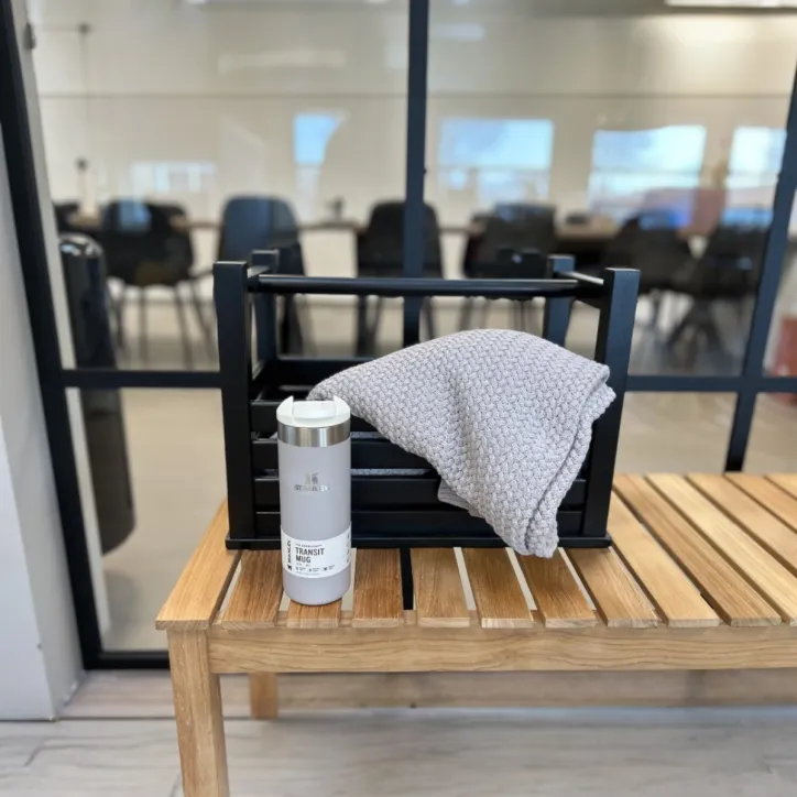 Valdemar skammel med plaid og Stanley transit mug