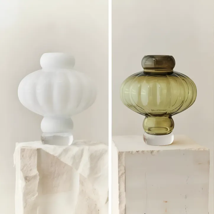 Balloon vase 08 i olive eller opal hvid