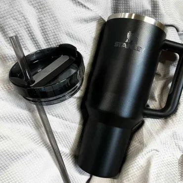 The Quencher H2.0 Flowstate Tumbler i sort