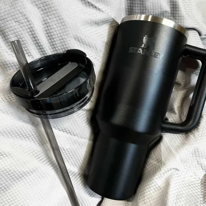 The Quencher H2.0 Flowstate Tumbler i sort