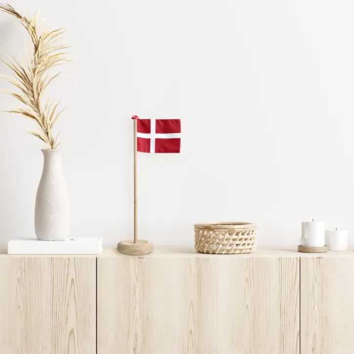 Novoform BORDFLAG i eg med Dannebrog i bomuld