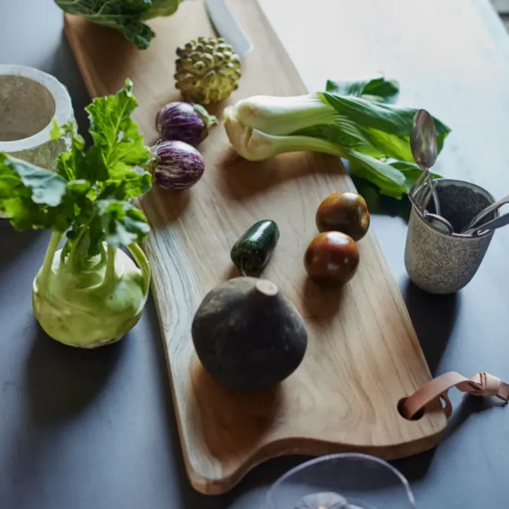 Tapasbræt i massivt teaktræ med naturligt design  