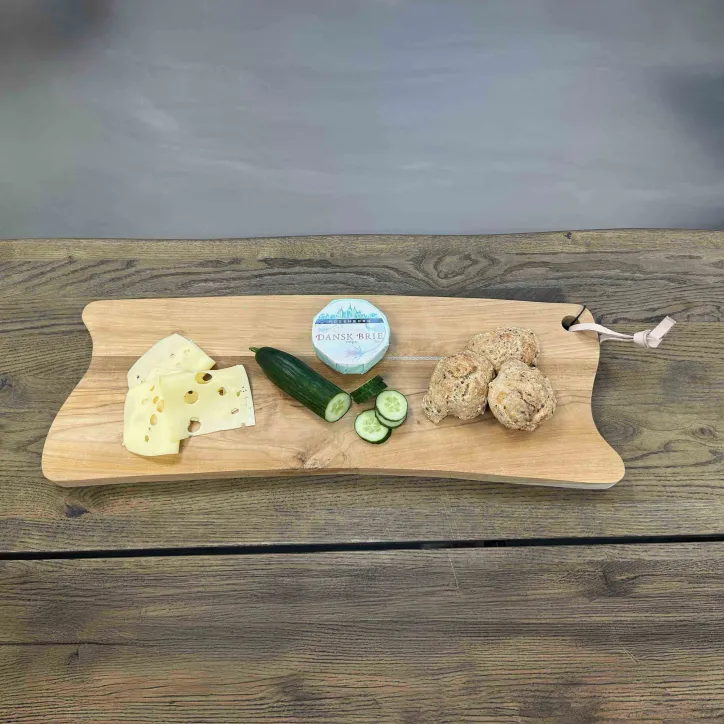 Tapasbræt i massivt teaktræ med naturligt design  