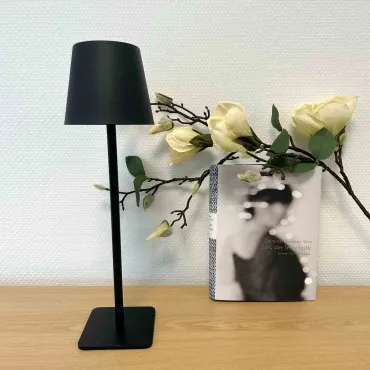 House Nordic Genopladelige LED bordlampe i sort