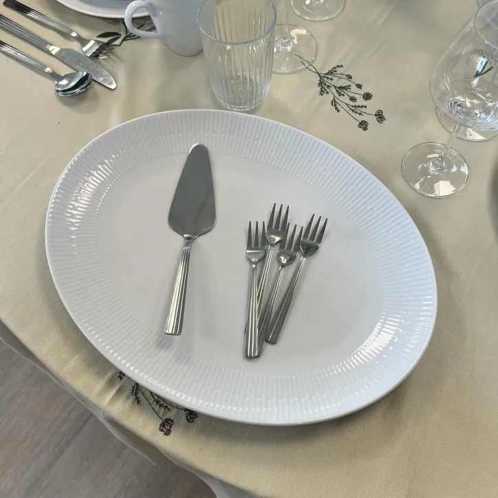 AIDA ovalt fad 40 x 31 cm og dessert bestiksæt