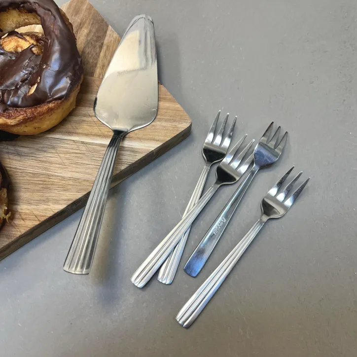 AIDA ovalt fad 40 x 31 cm og dessert bestiksæt