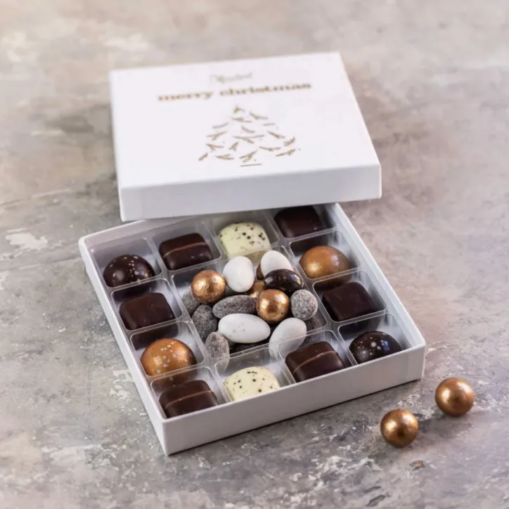 Gaveæske med 12 fyldte chokolader