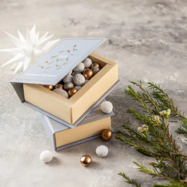 Gavebog fyldt med chokolader og dragéer