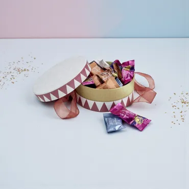 Rund Hatteæske med Anthon Berg Mix