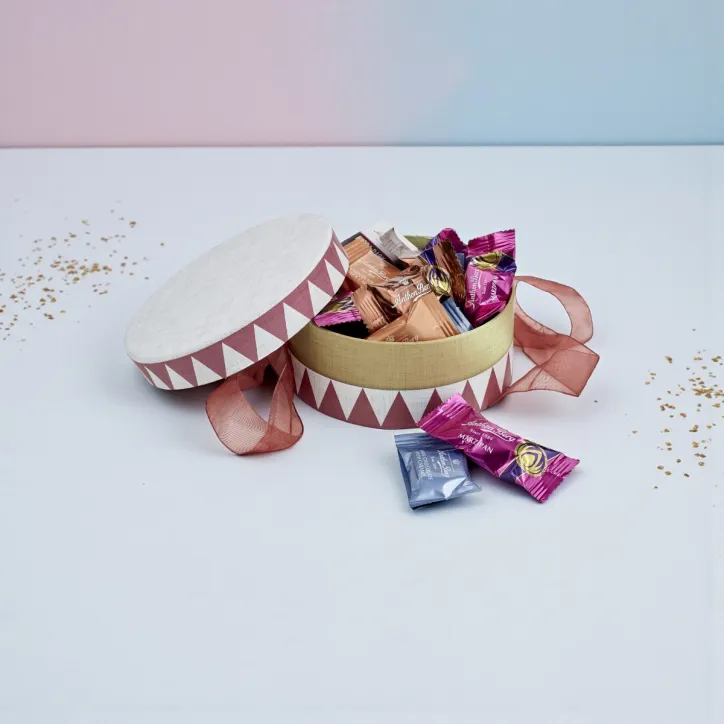 Rund Hatteæske med Anthon Berg Mix