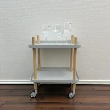 Rullebord med fire gin- og tonicglas